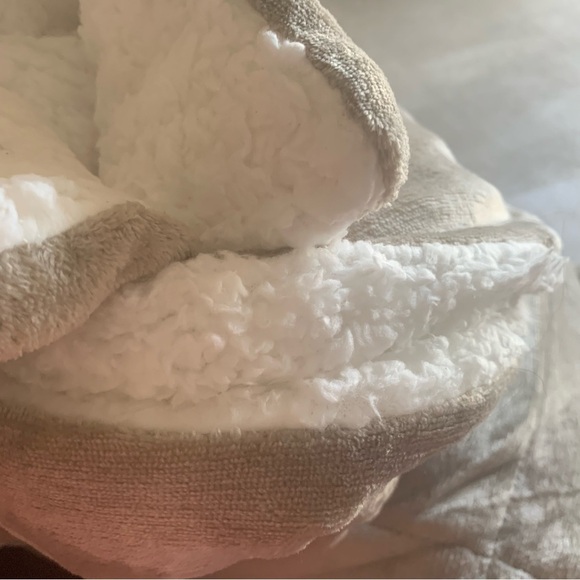 Amazon Basics Sherpa Light Gray Queen Bedspread 2 Zippered Shams! Queen! soft! - Picture 4 of 5